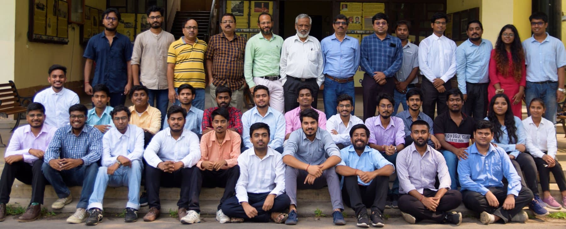Group photograph of metallurgy undergraduate students with faculty